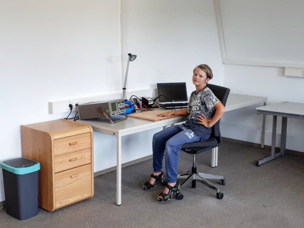 Ein Arbeitsplatz im neuen Raum