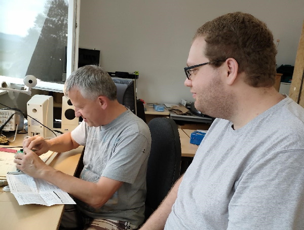 Betreuer bei der Arbeit