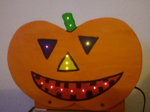selbst gebastelter Kürbis mit LEDs